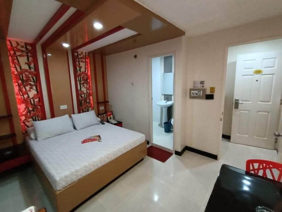 Executive Room, 1 Queen Bed | Bathroom | Shower, free toiletries, slippers, towels