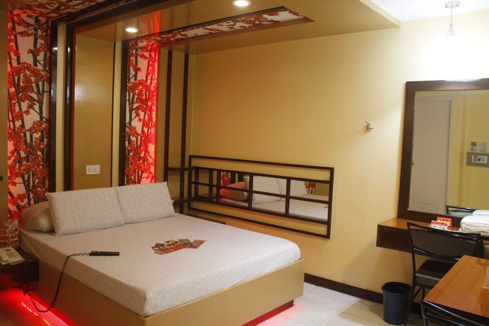 Executive Room, 1 Queen Bed | Free WiFi, bed sheets