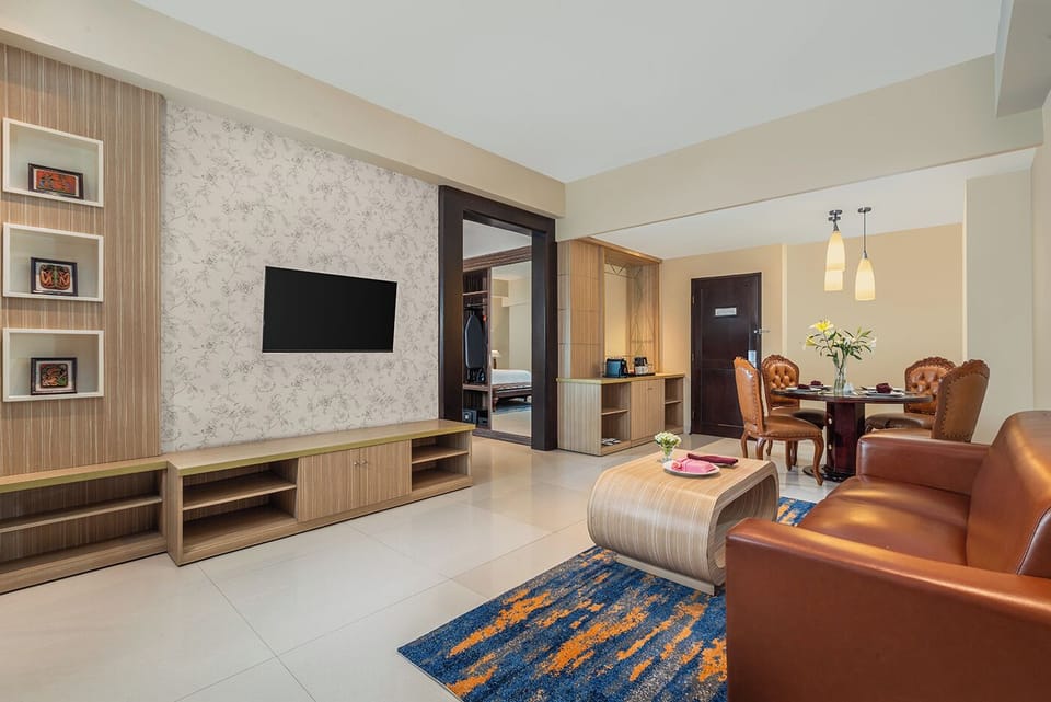 Aston Suite | Premium bedding, in-room safe, desk, free WiFi