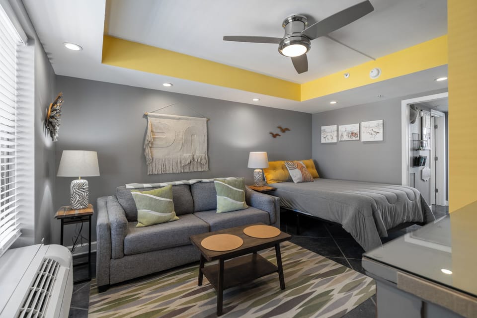 Bedroom w/1 queen & sleeper sofa