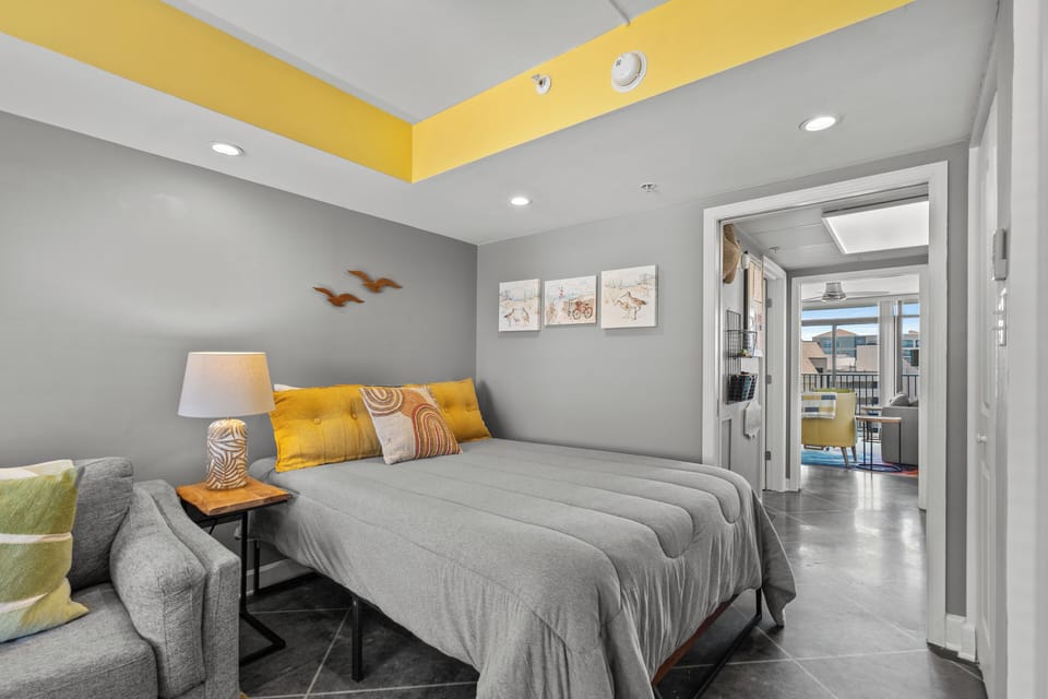 Bedroom w/1 queen & sleeper sofa