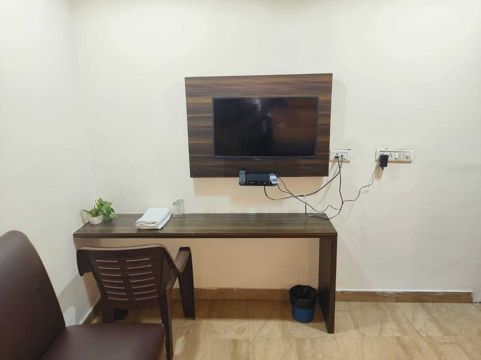 1 bedroom, pillowtop beds, desk, laptop workspace