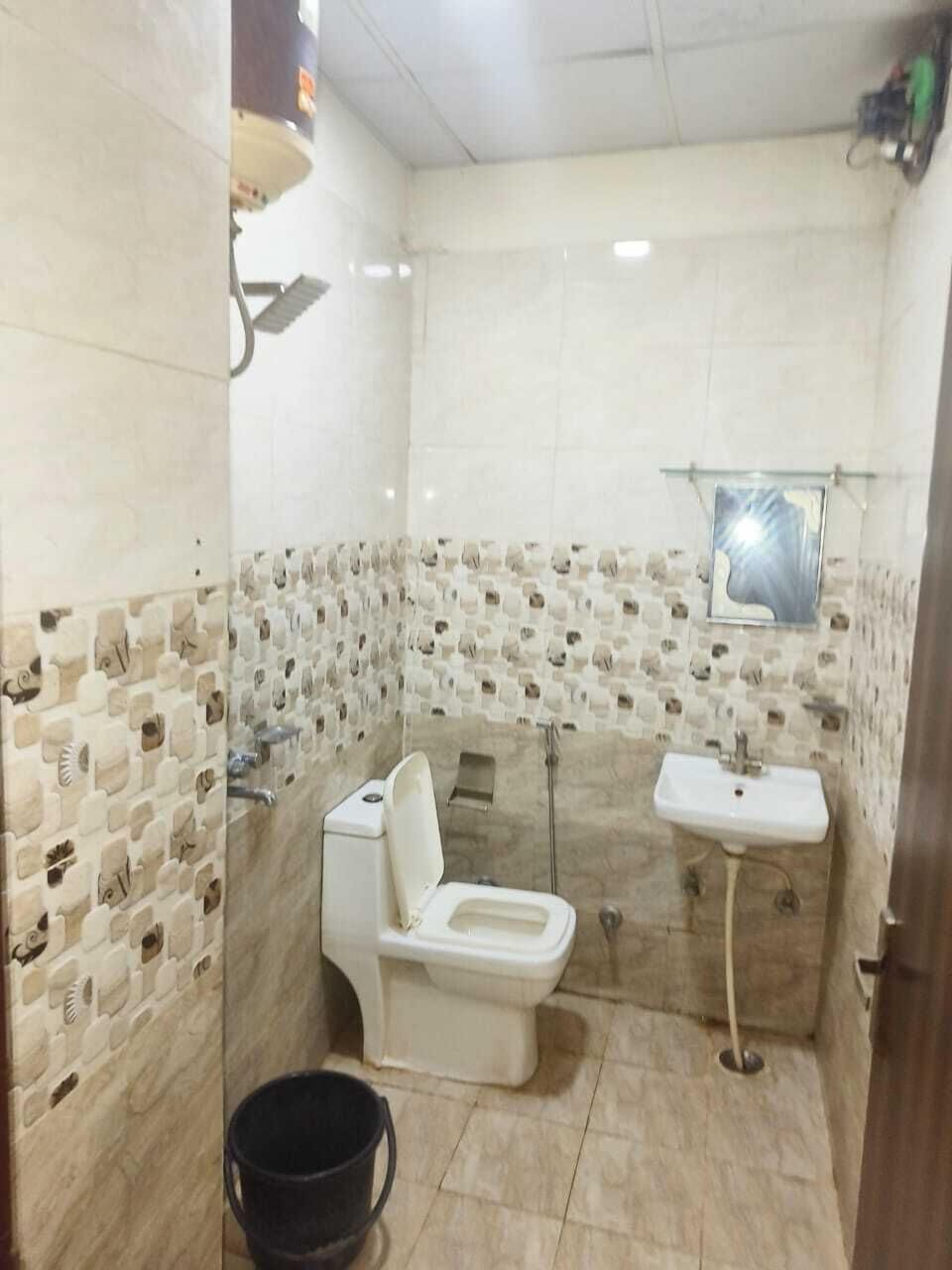 Shower, rainfall showerhead, free toiletries, bidet
