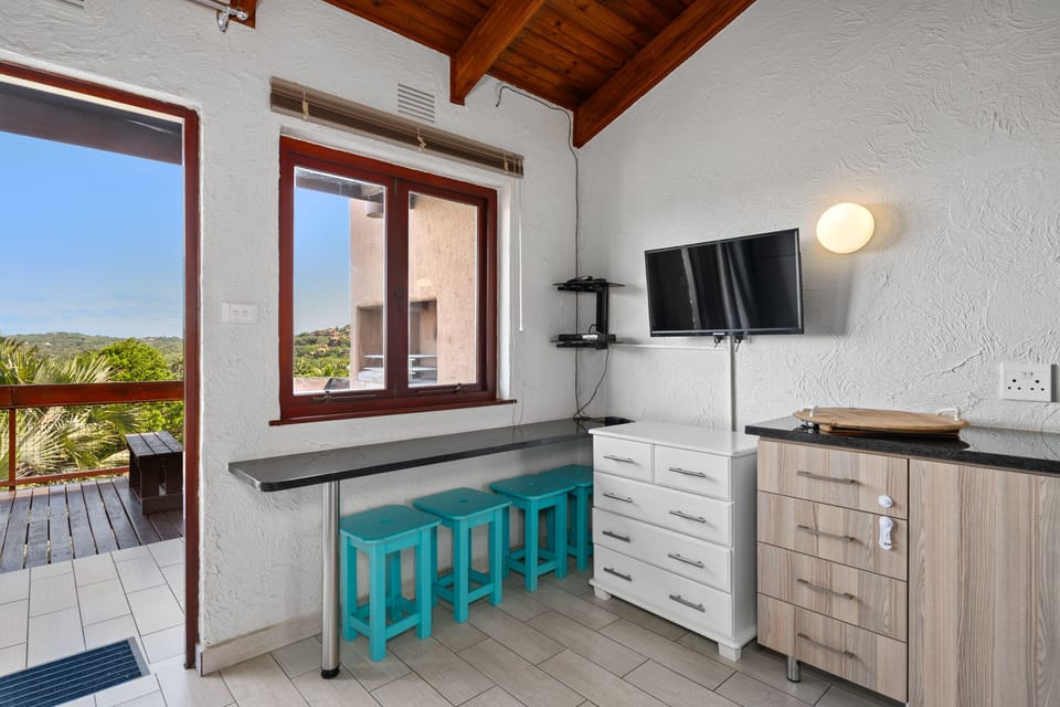 Superior Apartment | Living area | 40-inch flat-screen TV with satellite channels