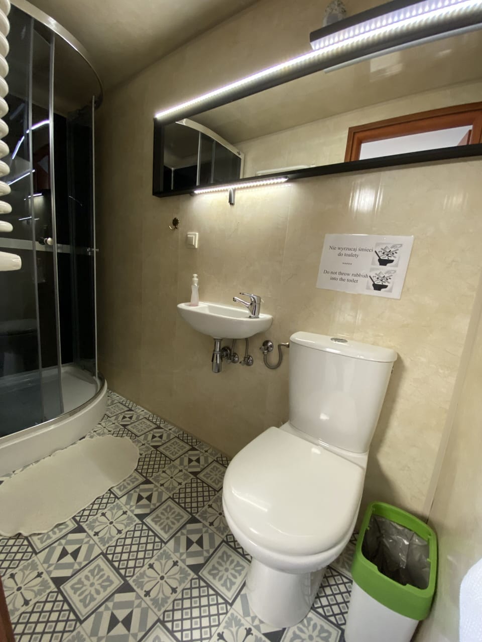 Superior Double or Twin Room | Bathroom | Shower, hair dryer, towels