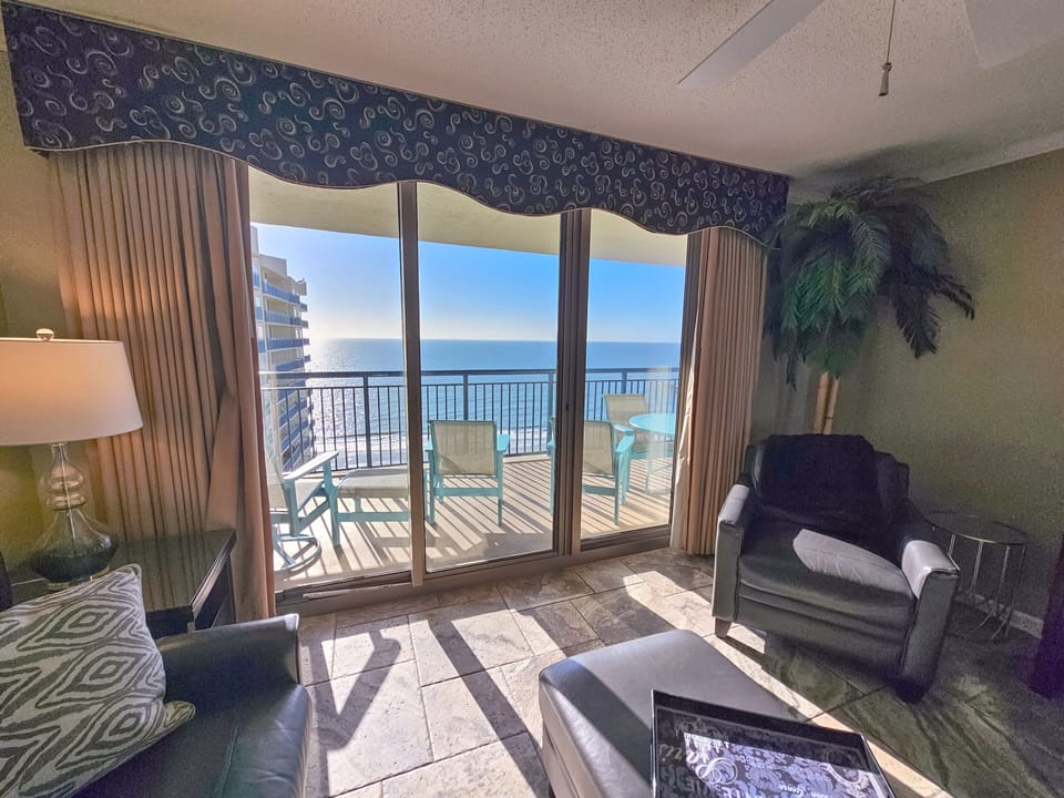 Condo, 3 Bedrooms | Living area