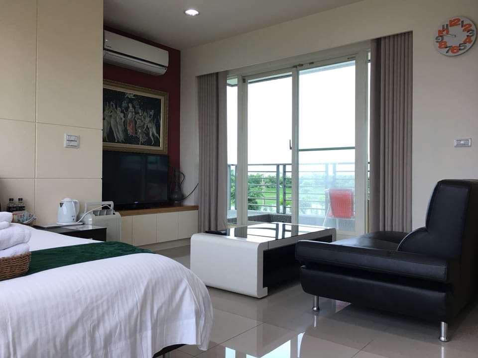 Double Room, Jetted Tub (No.2) | Individually decorated, individually furnished, blackout drapes