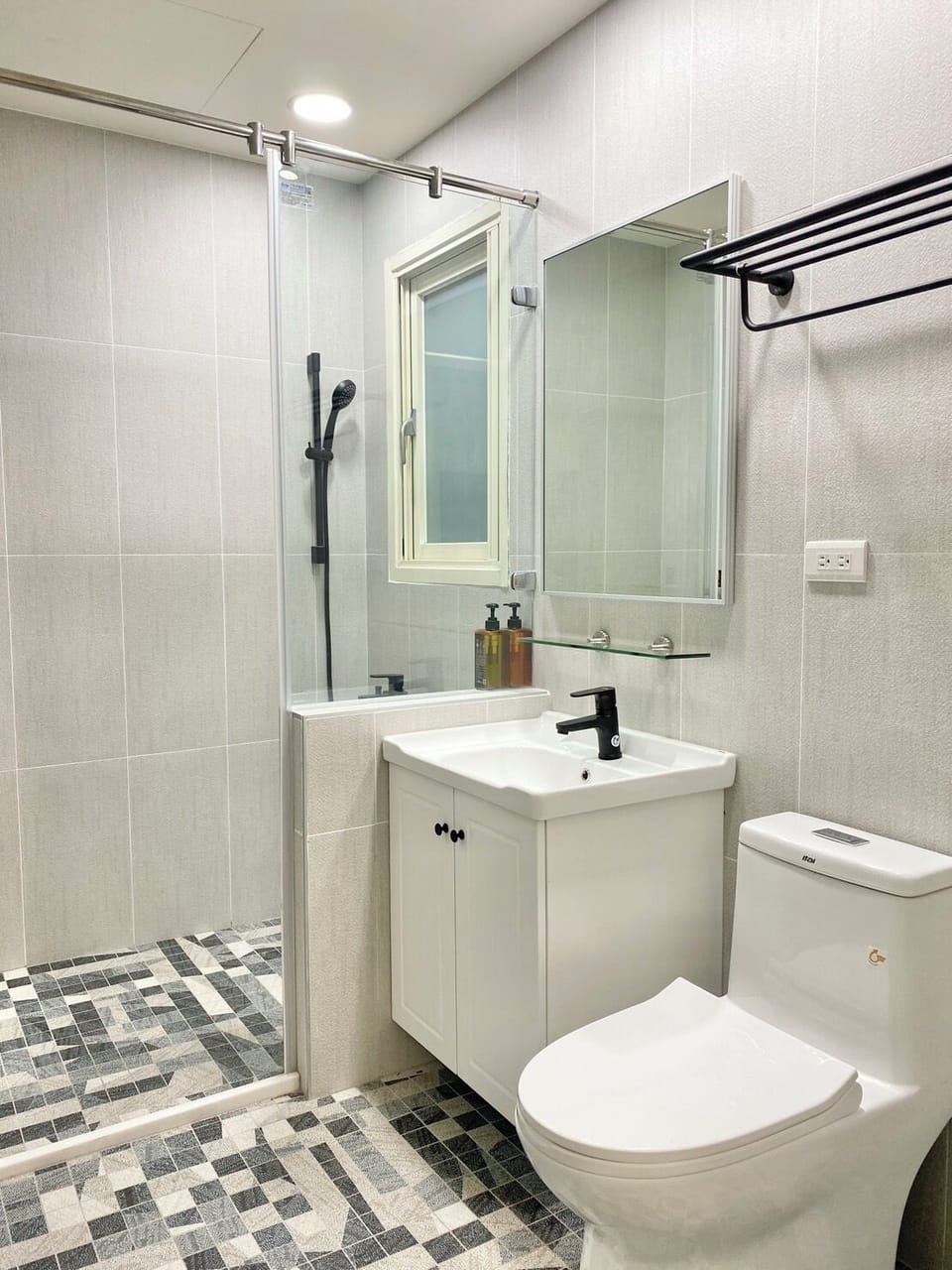Deluxe Double Room, River View (No.1) | Bathroom | Free toiletries, hair dryer, slippers, towels