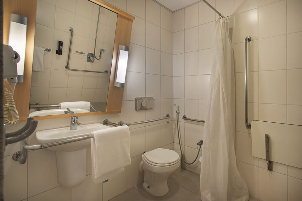 Quarto Standard com 2 Camas de Solteiro | Bathroom | Shower, towels, soap, shampoo