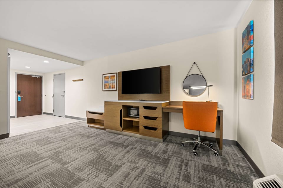 Room, 1 King Bed, Accessible, Bathtub | Iron/ironing board, free WiFi