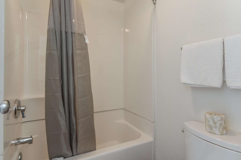 Combined shower/tub, towels