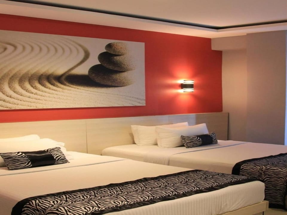 In-room safe, desk, bed sheets