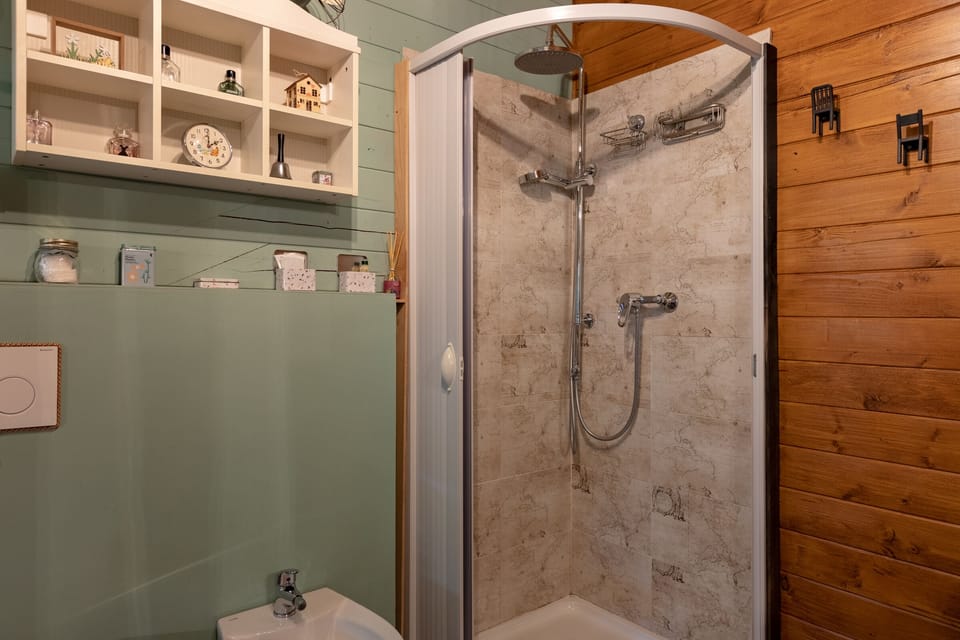 Deluxe Double Room, 1 Bedroom, Non Smoking, Garden View | Bathroom | Shower, rainfall showerhead, free toiletries, hair dryer