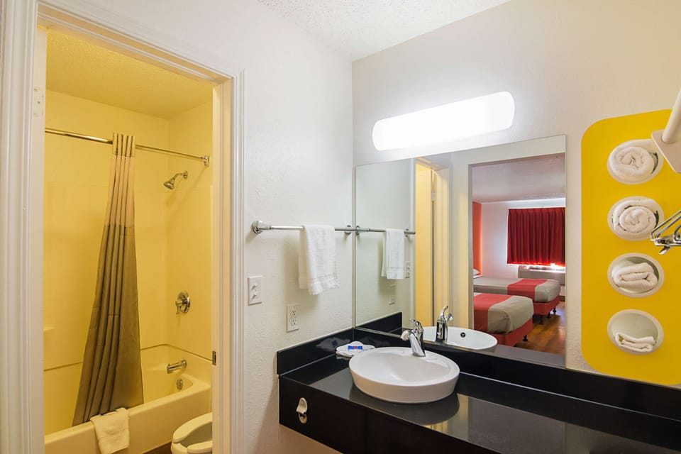 Combined shower/tub, towels