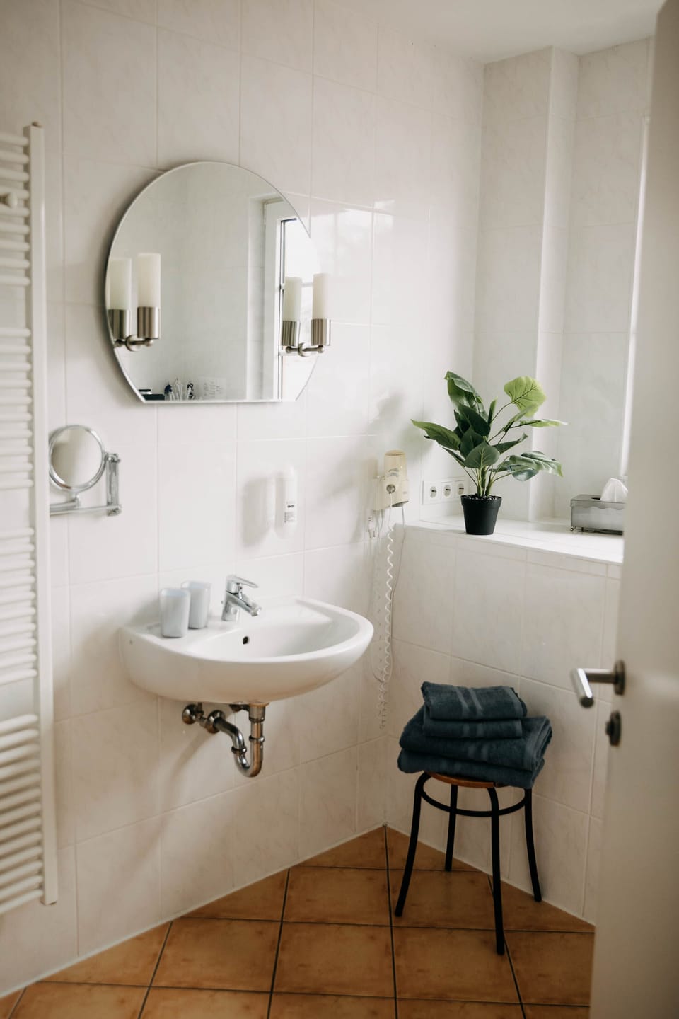 Deluxe Room | Bathroom | Shower, hair dryer, towels