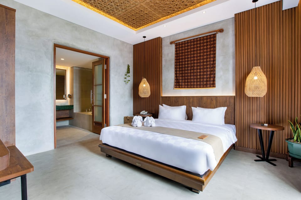SUITE | Bathroom | Separate tub and shower, free toiletries, slippers, towels