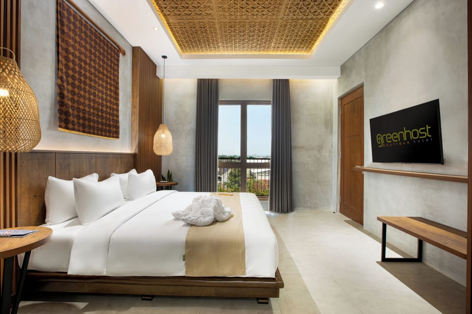 SUITE | Premium bedding, desk, blackout drapes, free WiFi