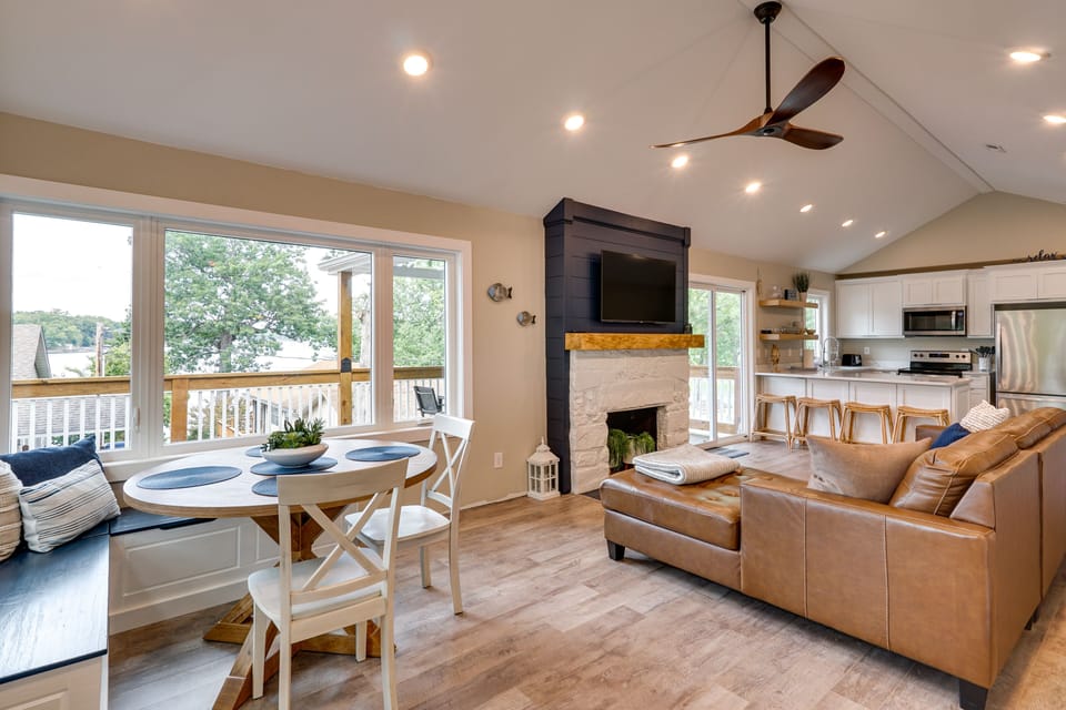 Dining Area | Dishware/Flatware Provided | Free WiFi