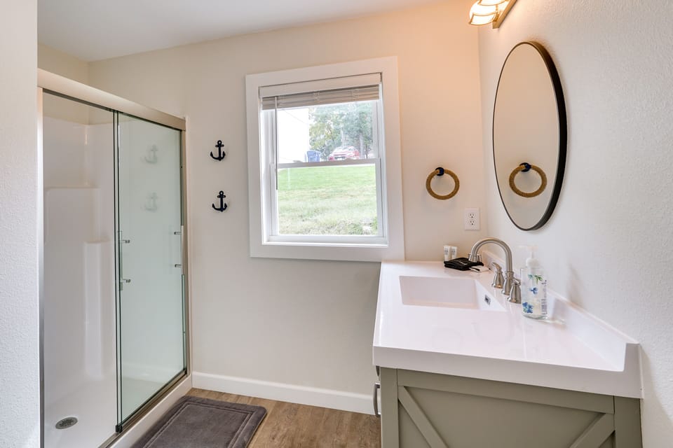 Full Bathroom | Towels Provided | Complimentary Toiletries