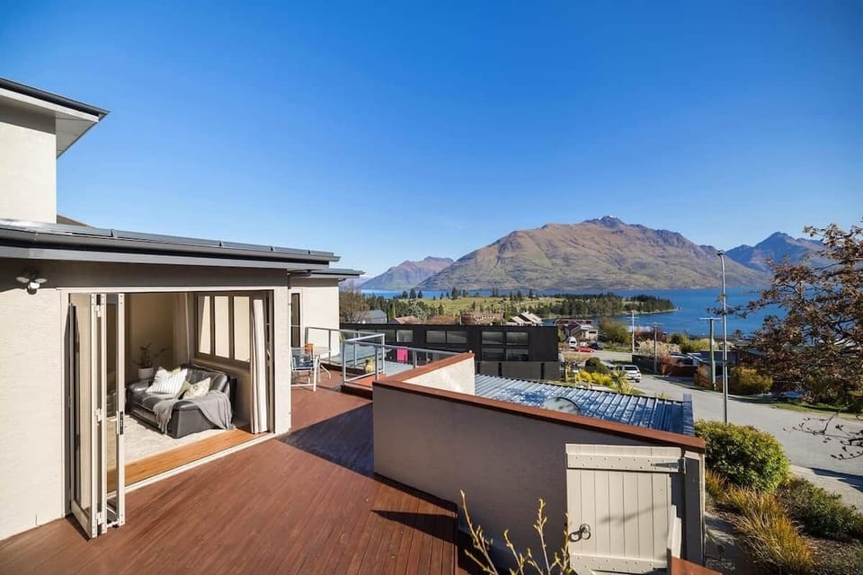 Alpine Lakeview 9A with golf course and mountain views Queenstown holiday apartment