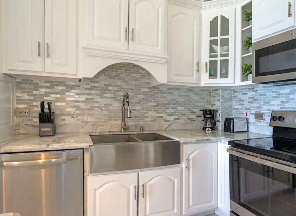 Full-size fridge, dishwasher, cookware/dishes/utensils