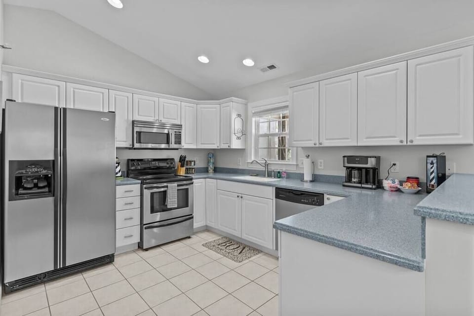 Fully Equipped Kitchen w/ Sink, Refrigerator, Stove, Range, Dishwasher, Oven, Cooking Utensils, and Much More