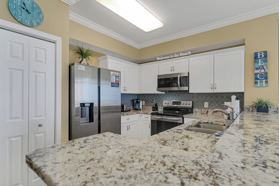 Upgraded Kitchen with Stainless Appliances and Granite Counters