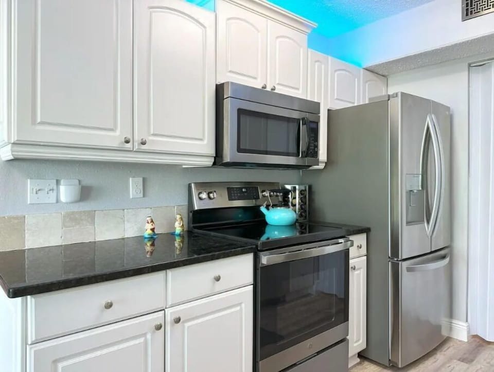 Oven with convection and air fryer modes. LG fridge with water dispenser and ice