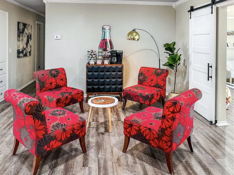 Seating area off the side of the livingroom

