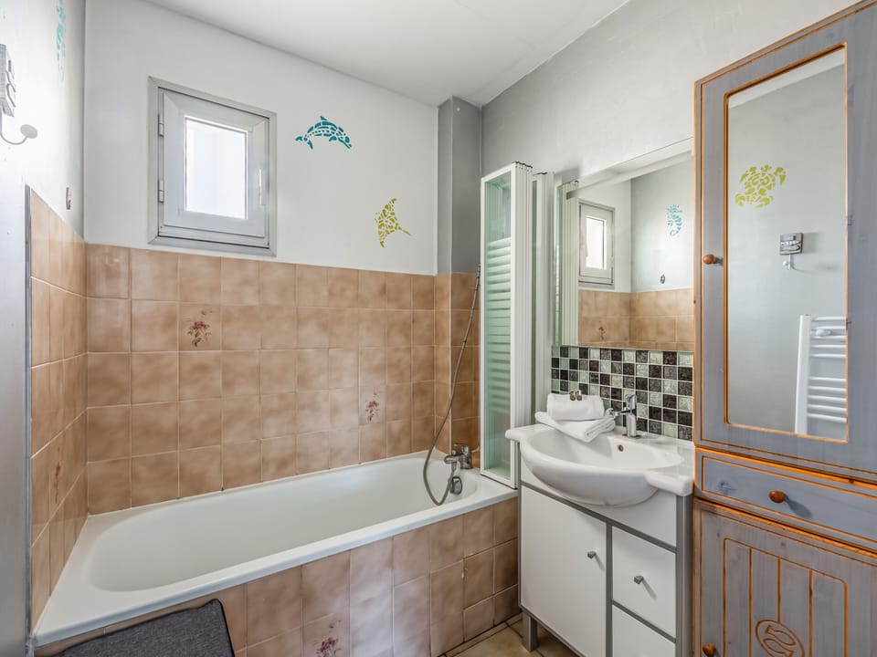 Salle de bain avec baignoire
