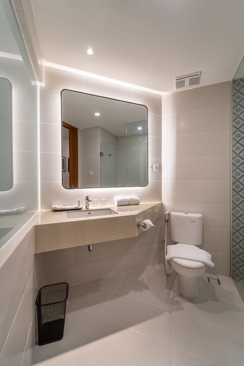 Suite room | Bathroom | Free toiletries, hair dryer, slippers