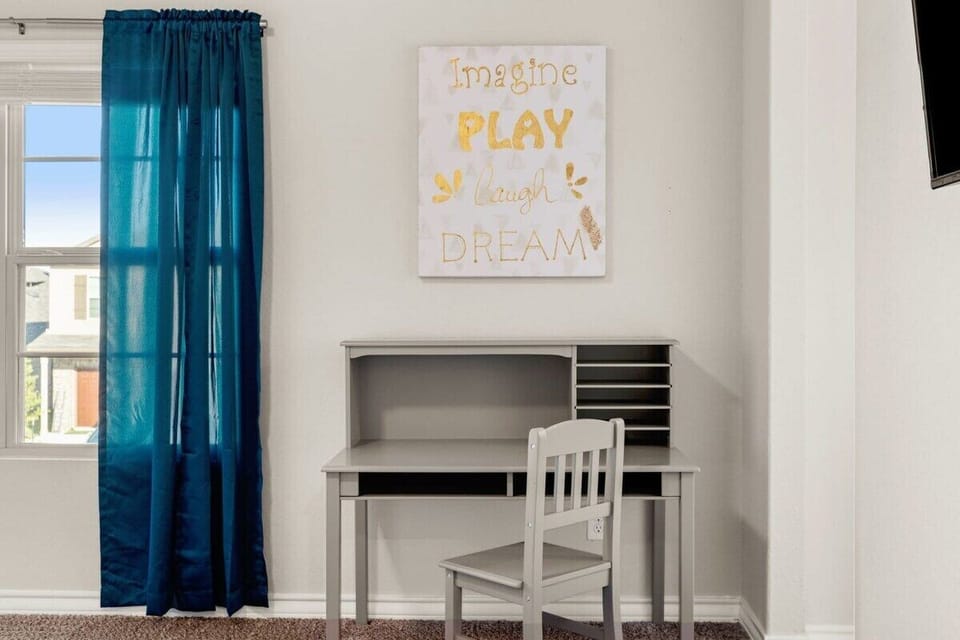 Bedroom 4: Desk space in fourth bedroom.