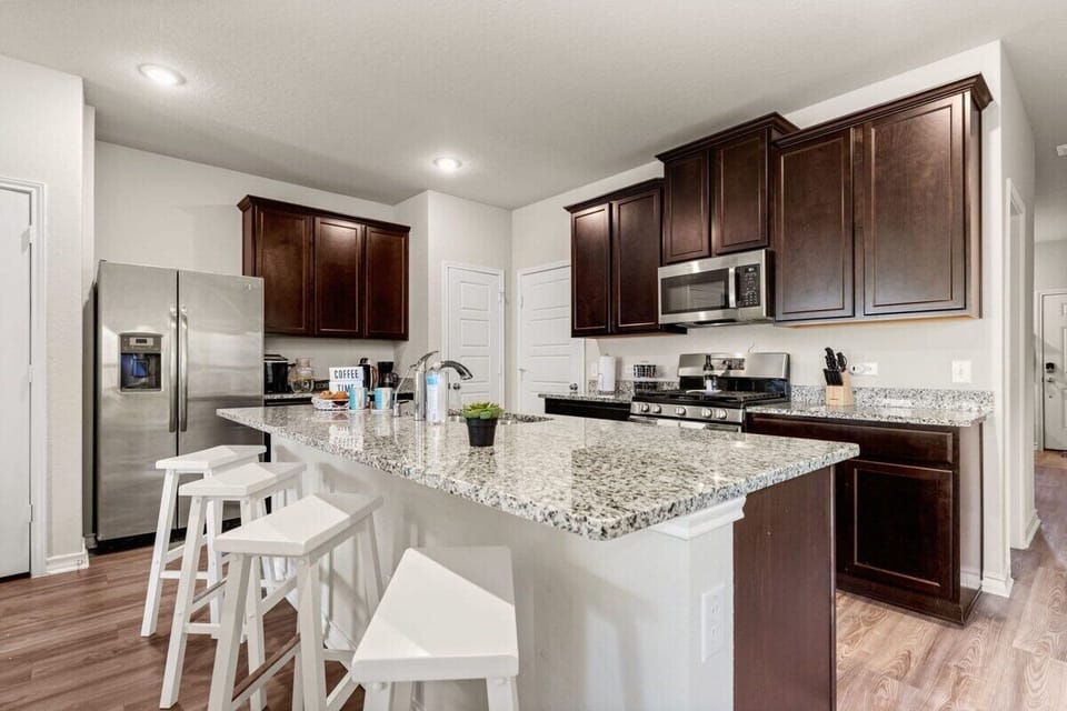 Kitchen: The bar is a great place for morning coffee or tea.