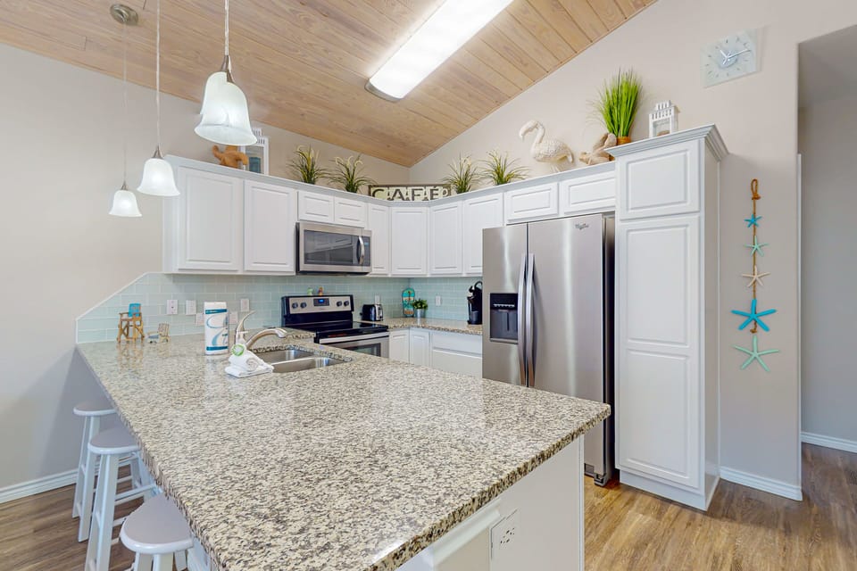 Breakfast Bar with Seating for 4
