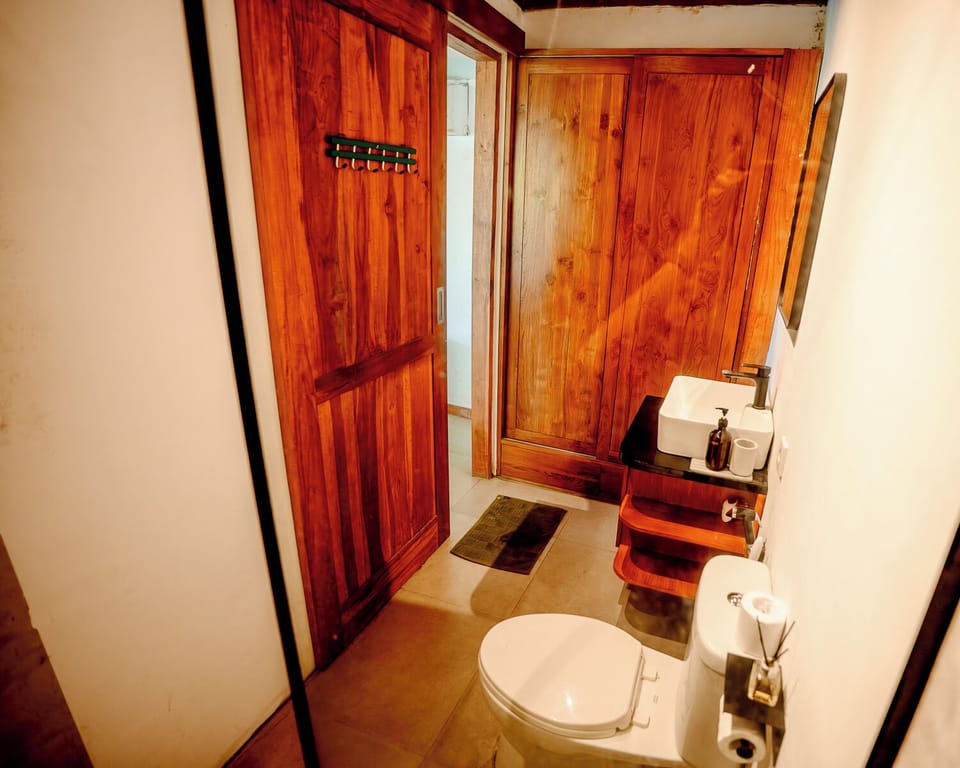 Standard Room With Balcony | Bathroom | Shower, rainfall showerhead, free toiletries, towels