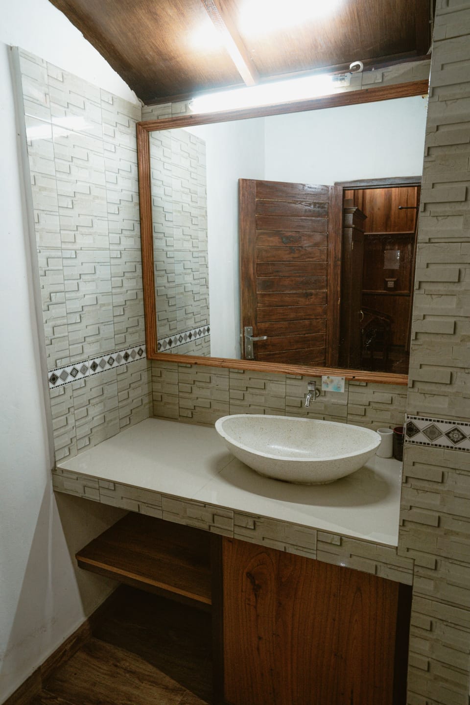 Deluxe Double Room | Bathroom | Shower, rainfall showerhead, towels