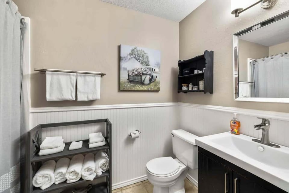 Full Bathroom 1