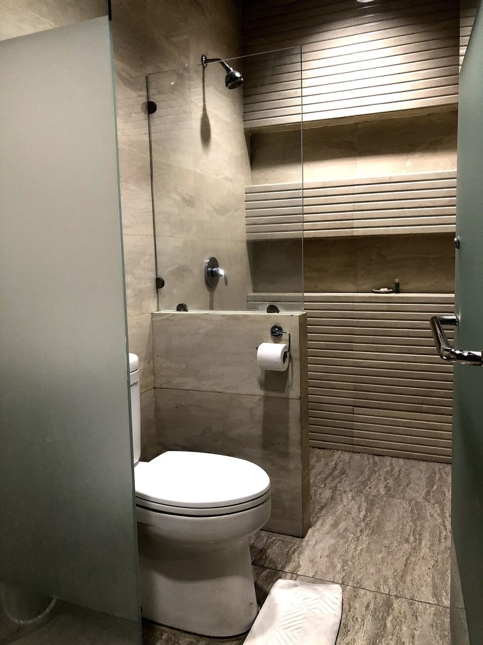 Deluxe Room | Bathroom | Shower, free toiletries, slippers, towels