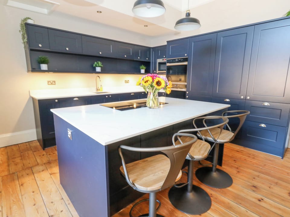 Cottage | Private kitchen | Dishwasher, cookware/dishes/utensils