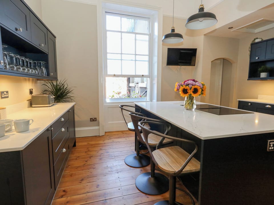 Cottage | Private kitchen | Dishwasher, cookware/dishes/utensils