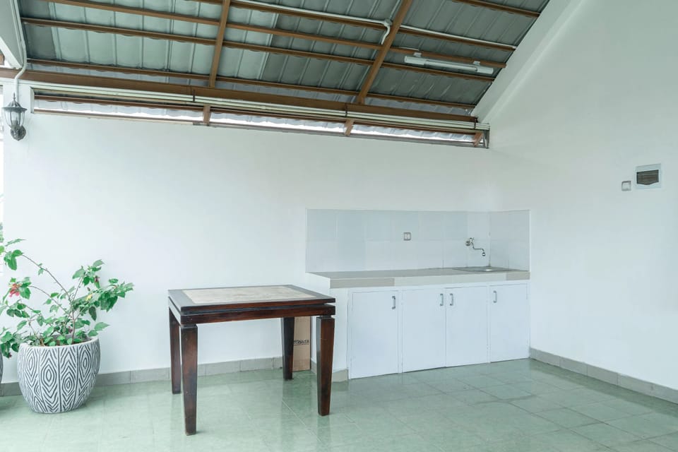 Deluxe Suite | Living area | TV