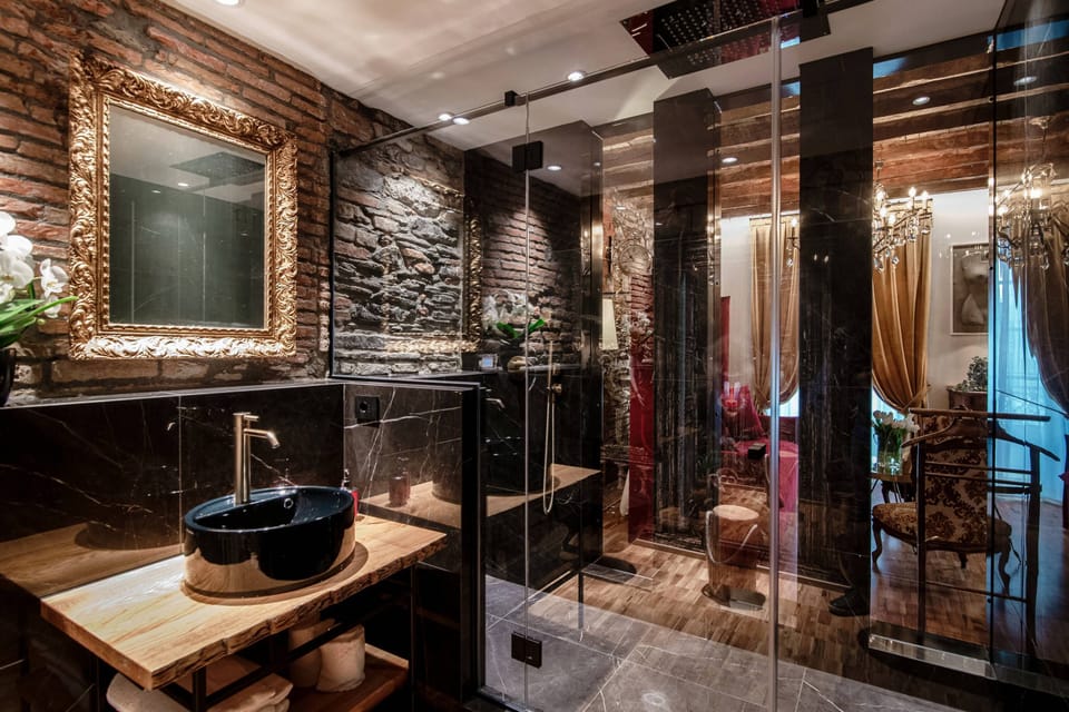 Deluxe Suite | Bathroom | Shower, rainfall showerhead, free toiletries, hair dryer