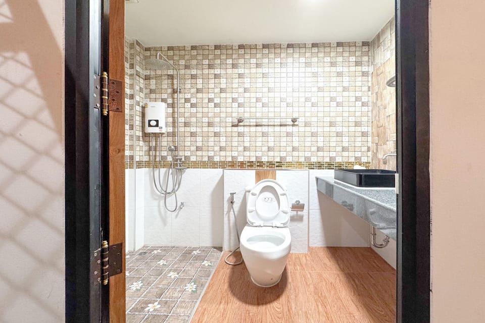 Shower, rainfall showerhead, free toiletries, hair dryer