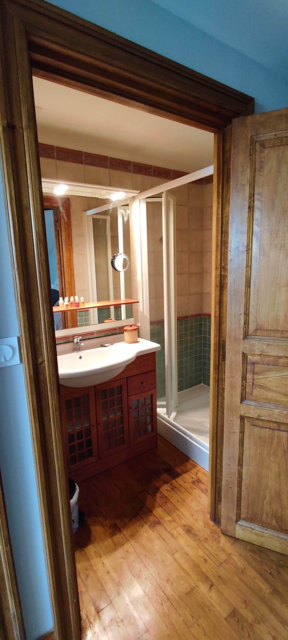 Comfort Double Room | Bathroom | Hair dryer, towels, soap, shampoo