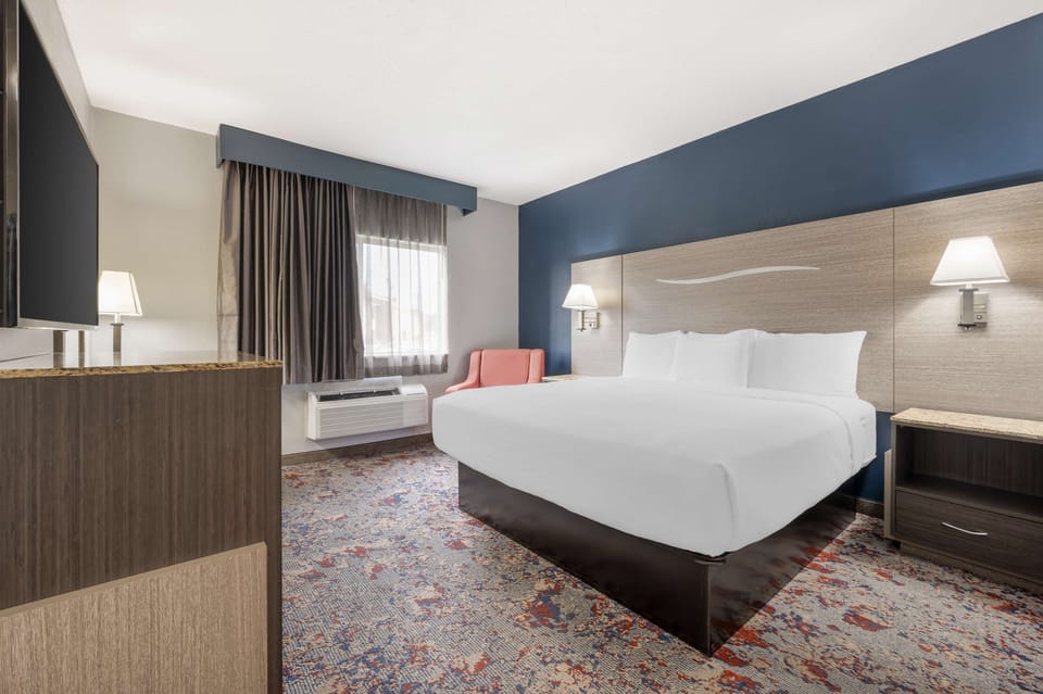 Premium bedding, desk, blackout drapes, free WiFi