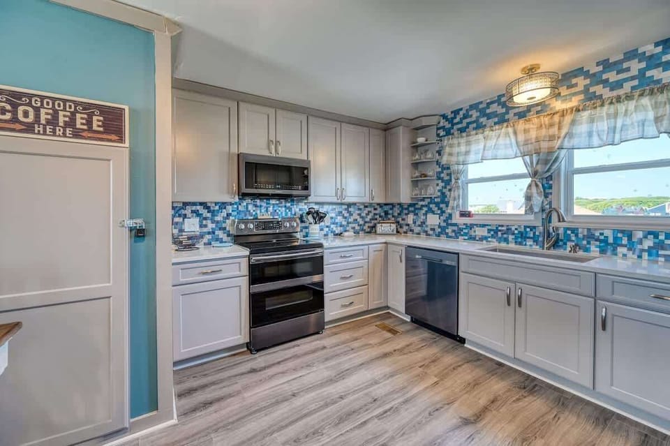 Kitchen with Quartz Counters---