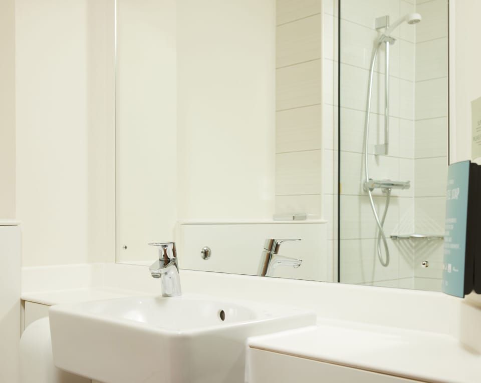 Basic Double Room | Bathroom | Towels