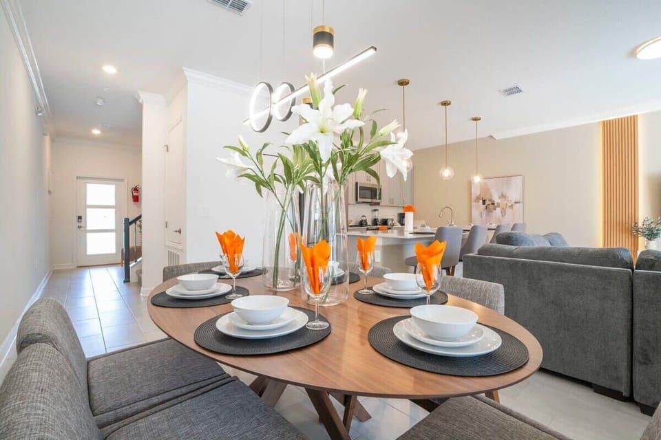 Dinning Table w Six Seats