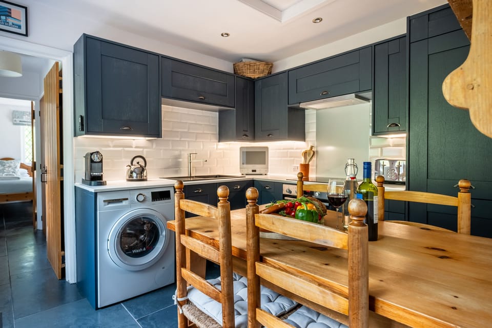 Potter's Wheel  Dining Kitchen