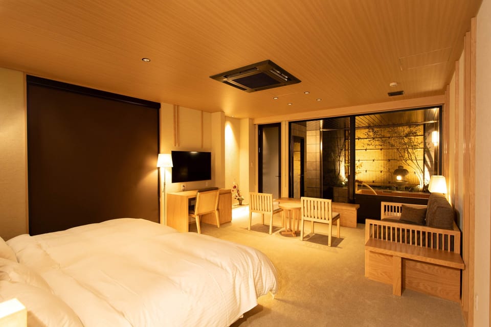 Deluxe Double or Twin Room | Down comforters, in-room safe, laptop workspace, blackout drapes